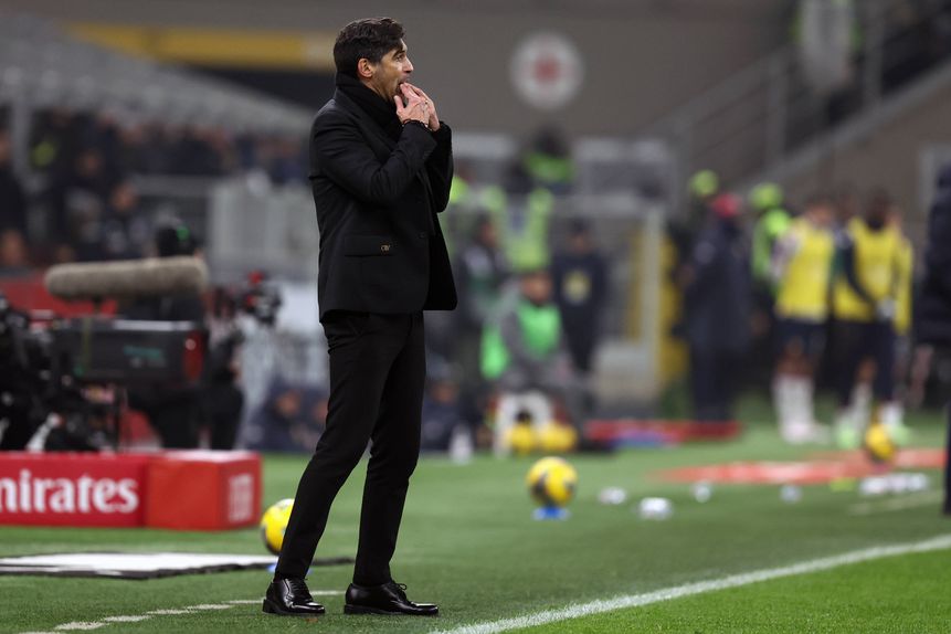 Paulo Fonseca assobia para dentro de campo