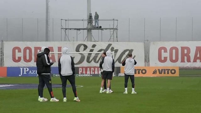 Jogadores do Benfica fazem reconhecimento ao relvado