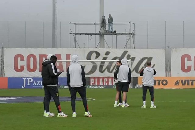 Jogadores do Benfica fazem reconhecimento ao relvado