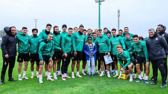 Jogadores do Rio Ave oferecem óculos adaptados a jovem de 12 anos