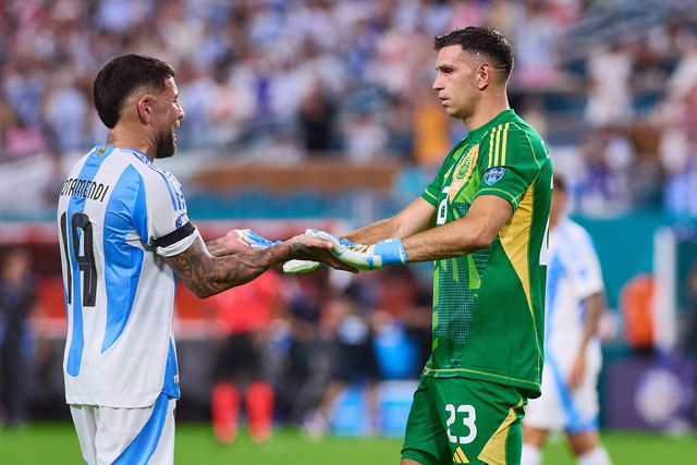 Dibu Martínez e a defesa absurda no Mundial 2022: «Quando ‘come’ o Otamendi…»