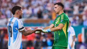 Dibu Martínez e a defesa absurda no Mundial 2022: «Quando ‘come’ o Otamendi…»