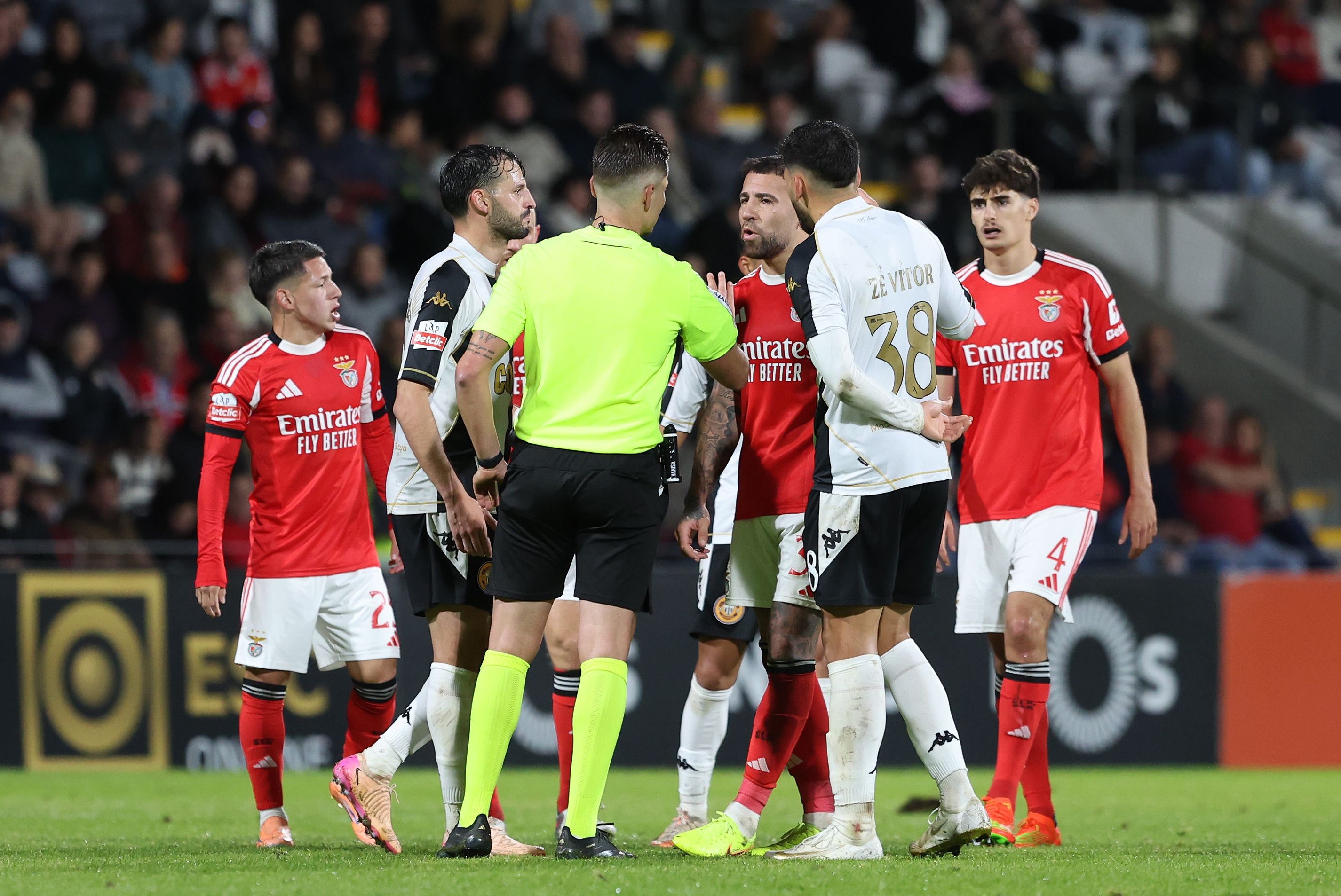 No mesmo jogo, cartão amarelo «bem mostrado» a Prestianni por comportamento antidesportivo contra o adversário. «O extremo não pode empurrar um jogador de forma ostensiva», referiu Pedro Henriques