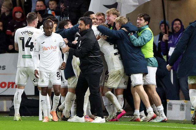 Vítor Matos festeja com os seus jogadores a vitória sobre o Wrexham