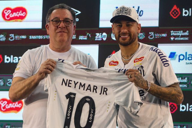 Marcelo Teixeira (na imagem com Neymar) é o presidente do Santos