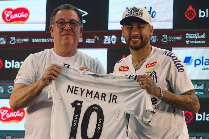 Marcelo Teixeira (na imagem com Neymar) é o presidente do Santos
