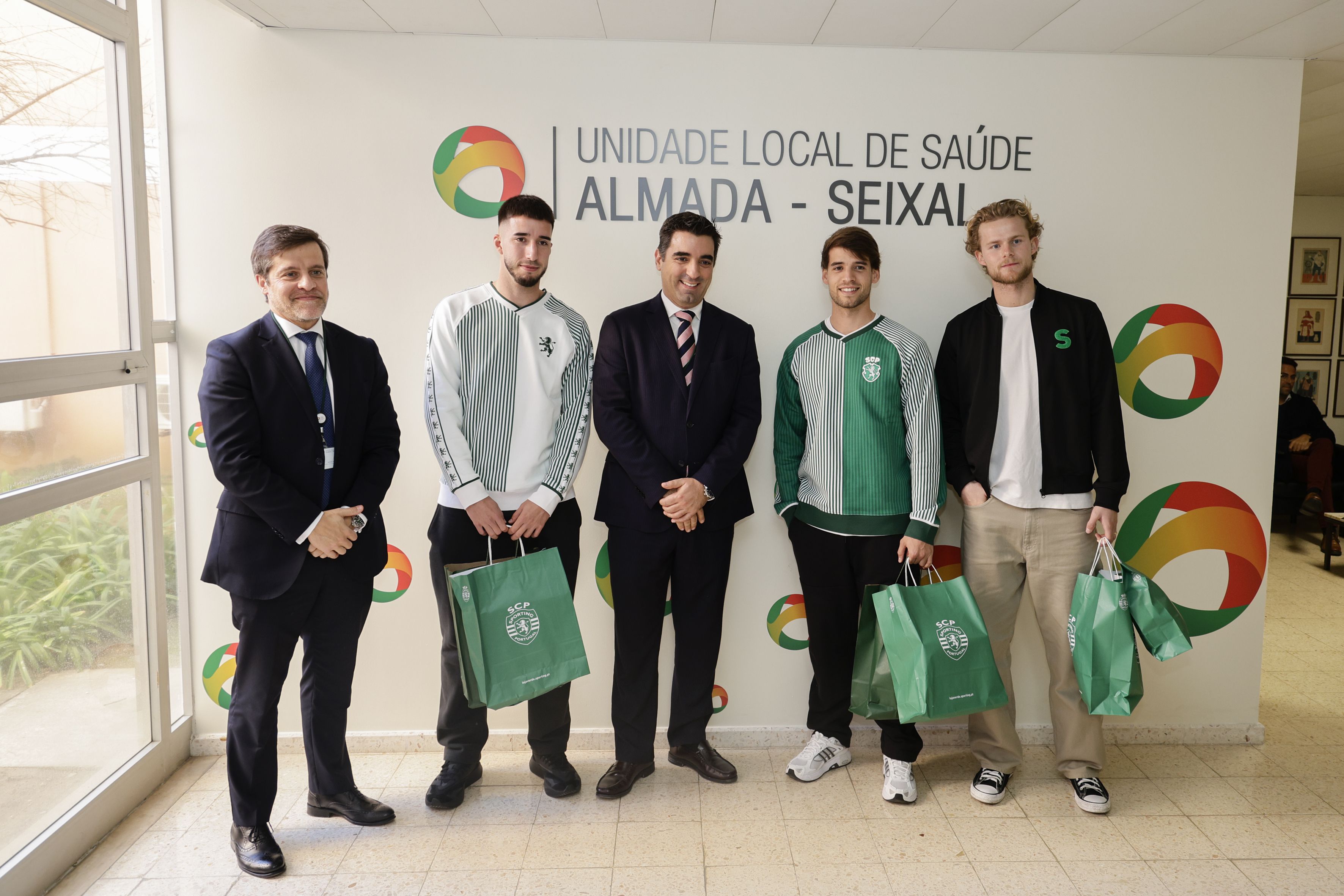 Os capitães Gonçalo Inácio, Daniel Bragança e Morten Hjulmand no Hospital Garcoa de Orta - Foto: SPORTING CP