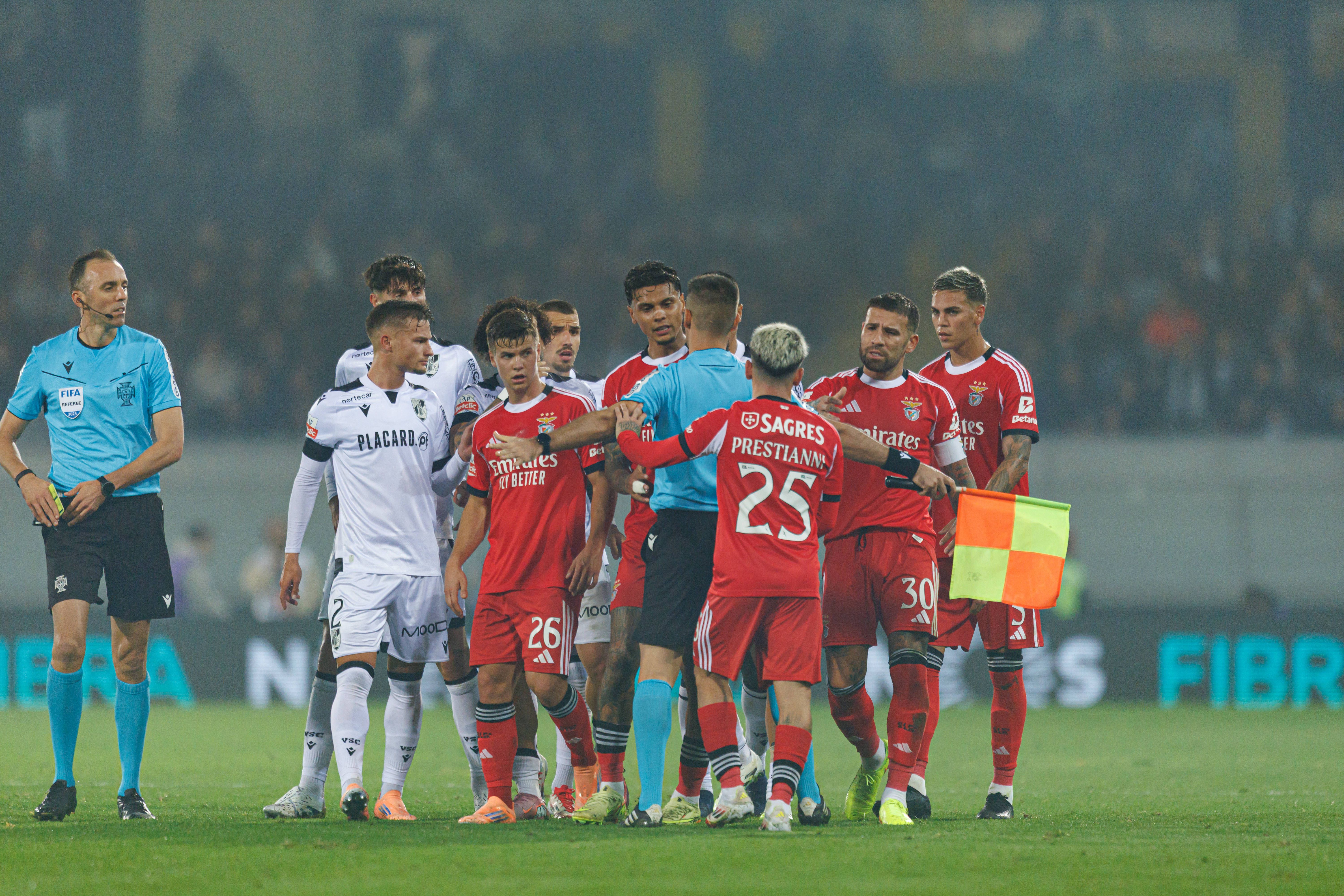 V. Guimarães-Benfica (Liga): Luís Pinto contestou vermelho por mostrar a Sudakov. João Pinheiro mostrou amarelo, boa decisão, segundo Pedro Henriques: «Pisões considerados negligentes e, de acordo com a lei 12, punidas apenas com amarelo.»