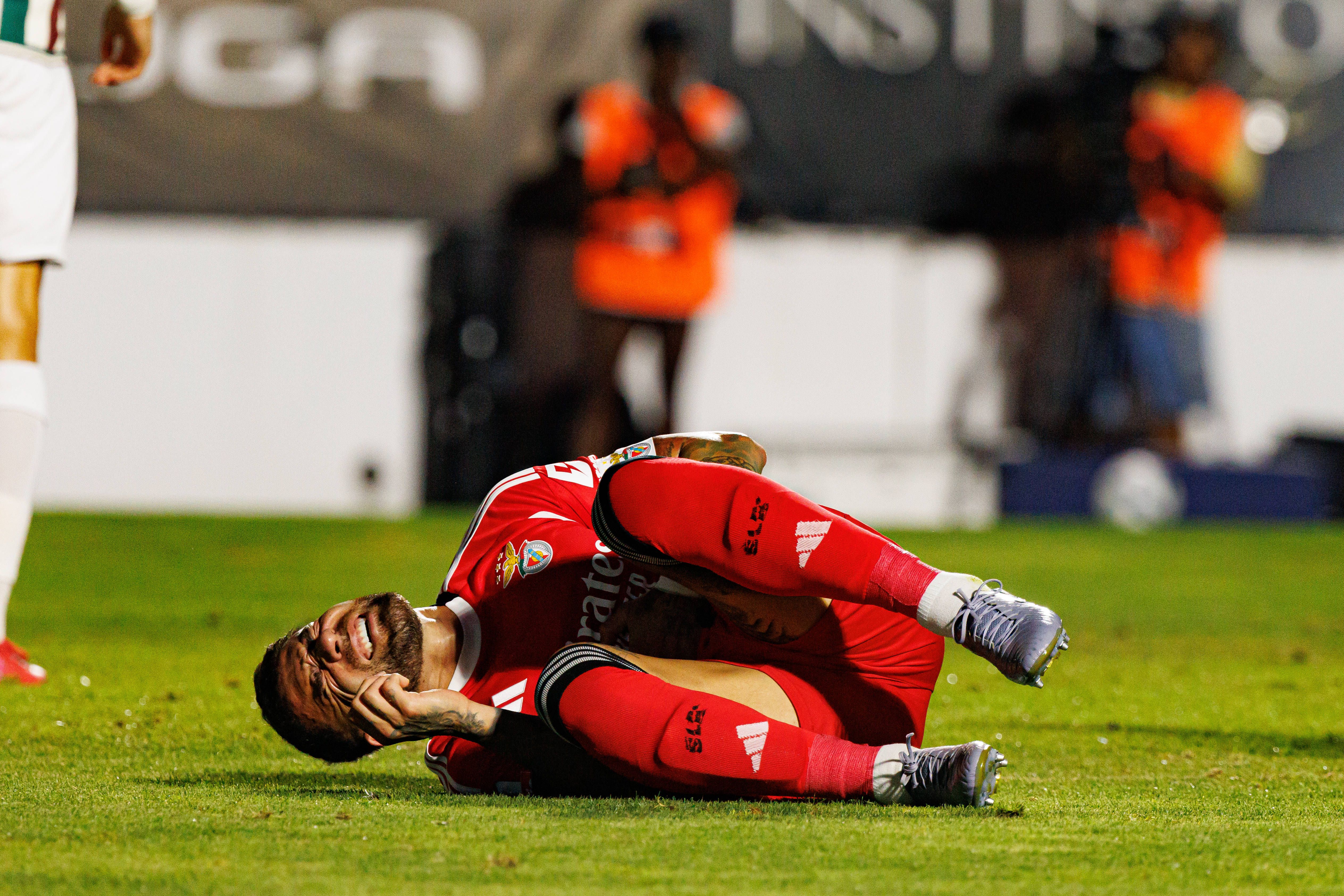E. Amadora-Benfica (Liga): Águias queixam-se de penálti sobre Otamendi. Hélder Carvalho nada assinalou e o VAR não alertou árbitro. Encarnados com razões de queixa, segundo Pedro Henriques: «Alan Godoy olhou para Otamendi e foi claramente contra ele.»