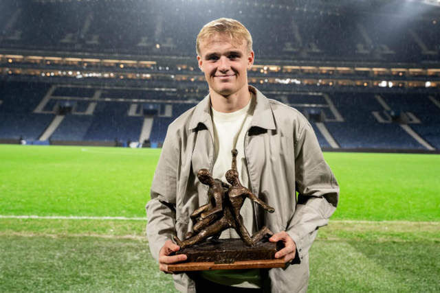 Victor Froholdt com o prémio de melhor jogador dinamarquês em 2025 no Dragão - Foto: Froholdt