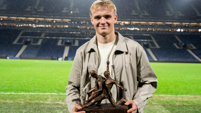 Victor Froholdt com o prémio de melhor jogador dinamarquês em 2025 no Dragão - Foto: Froholdt