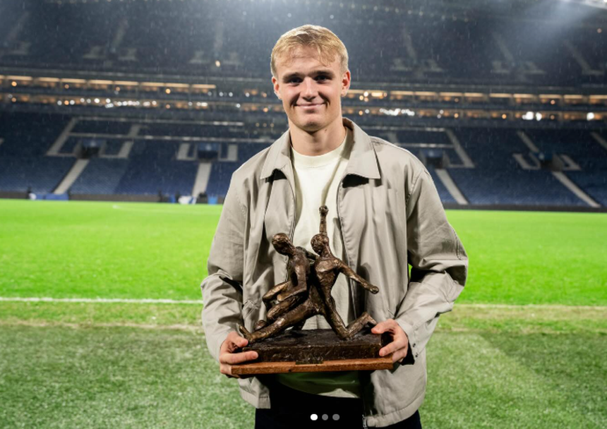 Victor Froholdt com o prémio de melhor jogador dinamarquês em 2025 no Dragão - Foto: Froholdt