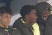 Vinícius e Endrick no banco do Real Madrid durante a partida frente ao Talavera