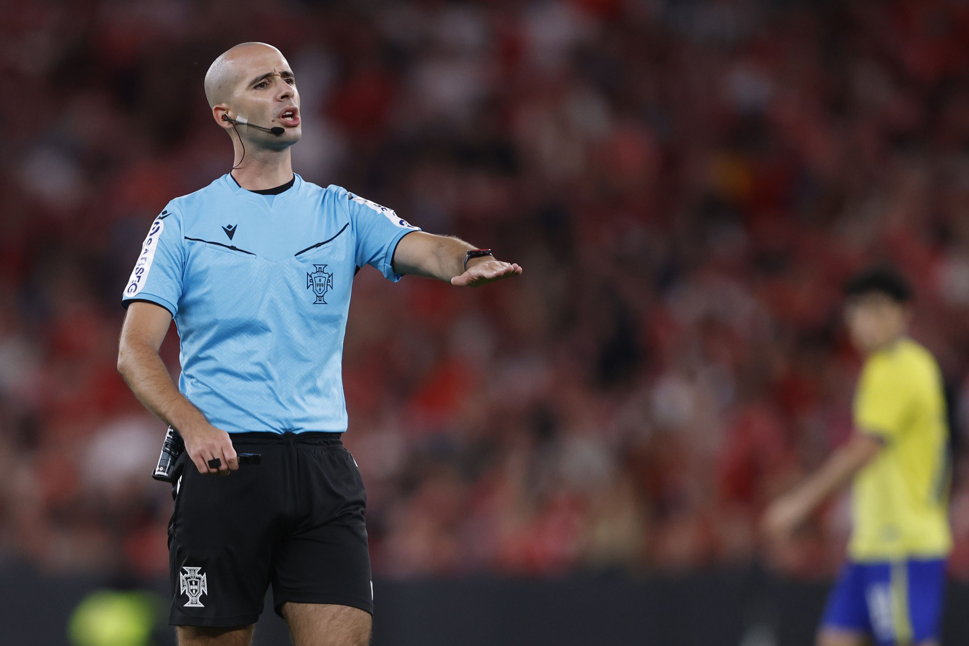 Benfica-Tondela (Liga): Anzhony Rodrigues assinala penálti por falta de Obrador sobre Yarlen. VAR alertou árbitro e penálti foi cancelado. «A infração foi fora da área e foi isso que o VAR transmitiu ao árbitro», analisou Pedro Henriques - Foto: Kapta +