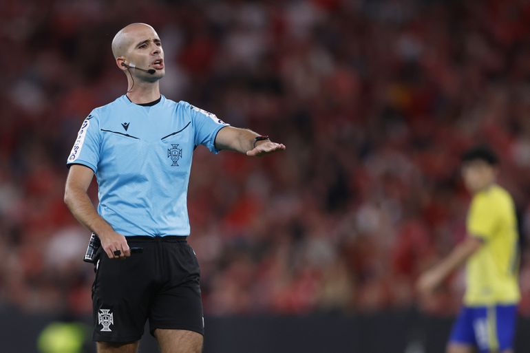 Benfica-Tondela (Liga): Anzhony Rodrigues assinala penálti por falta de Obrador sobre Yarlen. VAR alertou árbitro e penálti foi cancelado. «A infração foi fora da área e foi isso que o VAR transmitiu ao árbitro», analisou Pedro Henriques - Foto: Kapta +