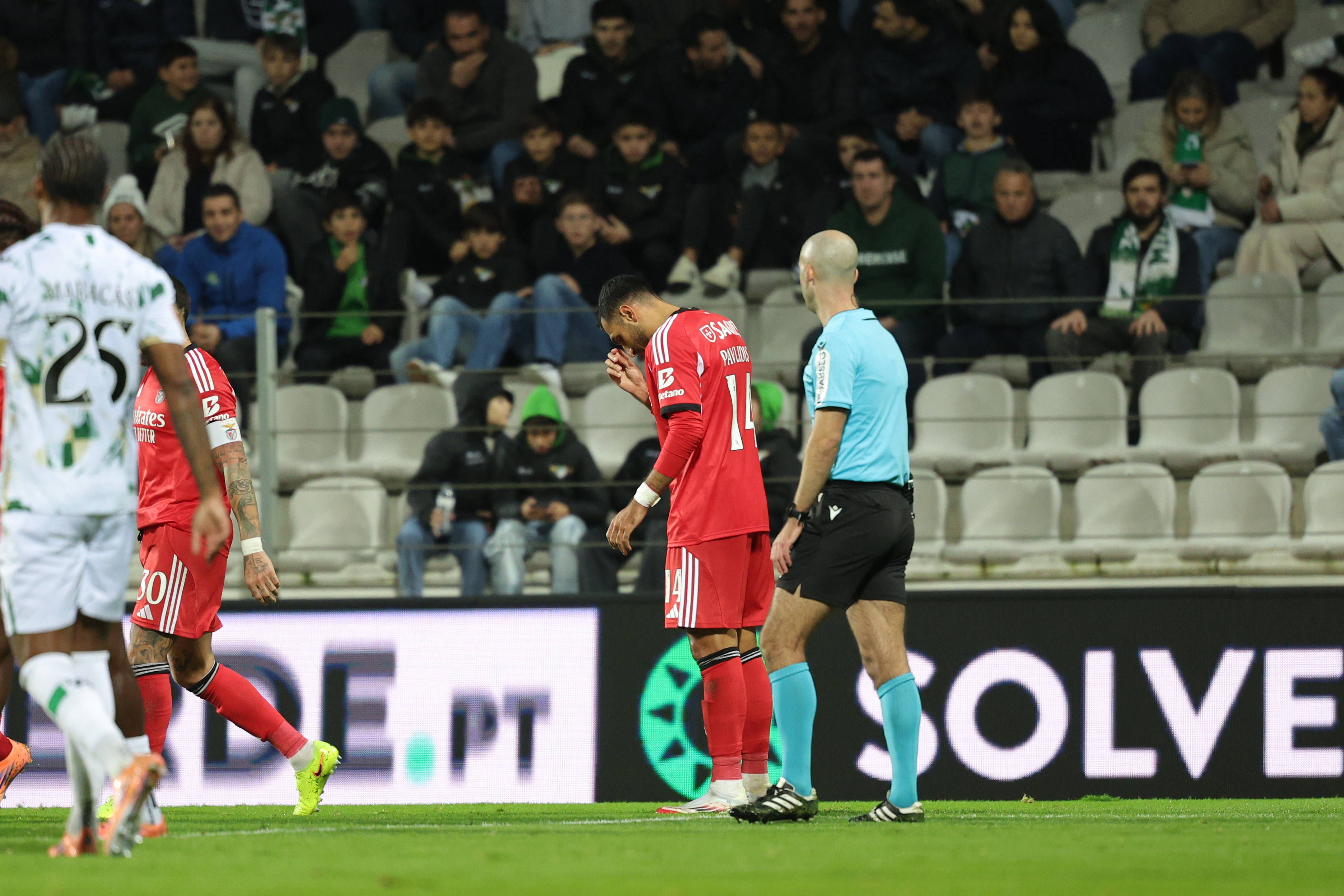 Moreirense-Benfica (Liga): Mourinho e águias queixaram-se de penálti sobre Pavlidis que não foi marcado. Pedro Henriques considera que ficou penálti por marcar. «Gilberto Batista rasteira e derruba Pavlidis. VAR tinha de intervir», defendeu.