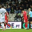 Moreirense-Benfica (Liga): Mourinho e águias queixaram-se de penálti sobre Pavlidis que não foi marcado. Pedro Henriques considera que ficou penálti por marcar. «Gilberto Batista rasteira e derruba Pavlidis. VAR tinha de intervir», defendeu.