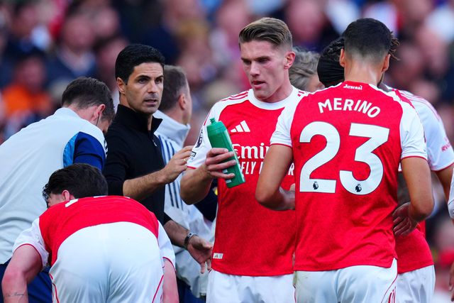 Mikel Arteta ao lado de Viktor Gyokeres em jogo do Arsenal no Emirates