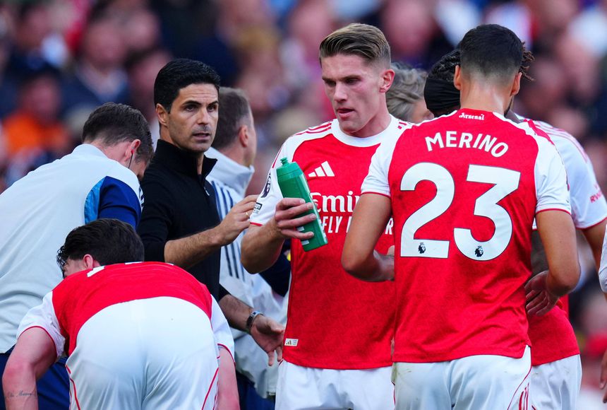 Mikel Arteta ao lado de Viktor Gyokeres em jogo do Arsenal no Emirates