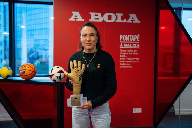 Ana Catarina exibe Luvas de Ouro, troféu ganho como melhor guarda-redes do Mundial de futsal feminino