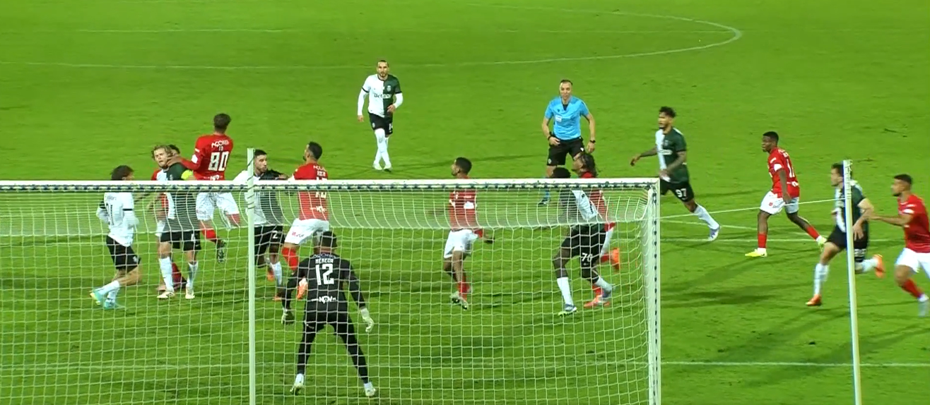 A imagem da polémica do Santa-Clara-Sporting (D.R.)