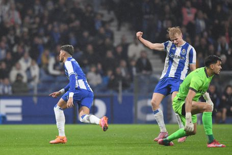 William Gomes e Froholdt exerceram muita pressão no primeiro golo sobre o Famalicão — FOTO: Rogério Ferreira/Kapta+