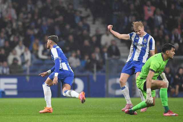 William Gomes e Froholdt exerceram muita pressão no primeiro golo sobre o Famalicão — FOTO: Rogério Ferreira/Kapta+