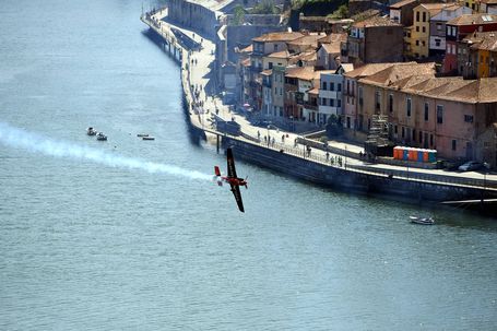 Red Bull Air Racing também decorria no rio Douro