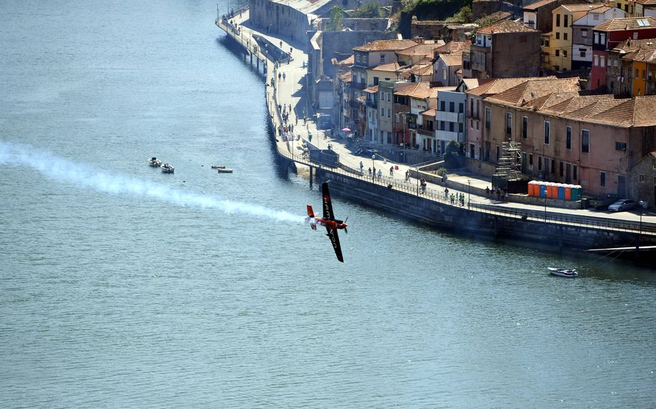 Red Bull Air Racing também decorria no rio Douro