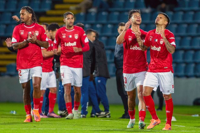 Jogadores do Santa Clara durante a eliminatória da Taça de Portugal com o Sporting nos Açores - Foto: EDUARDO COSTA/LUSA