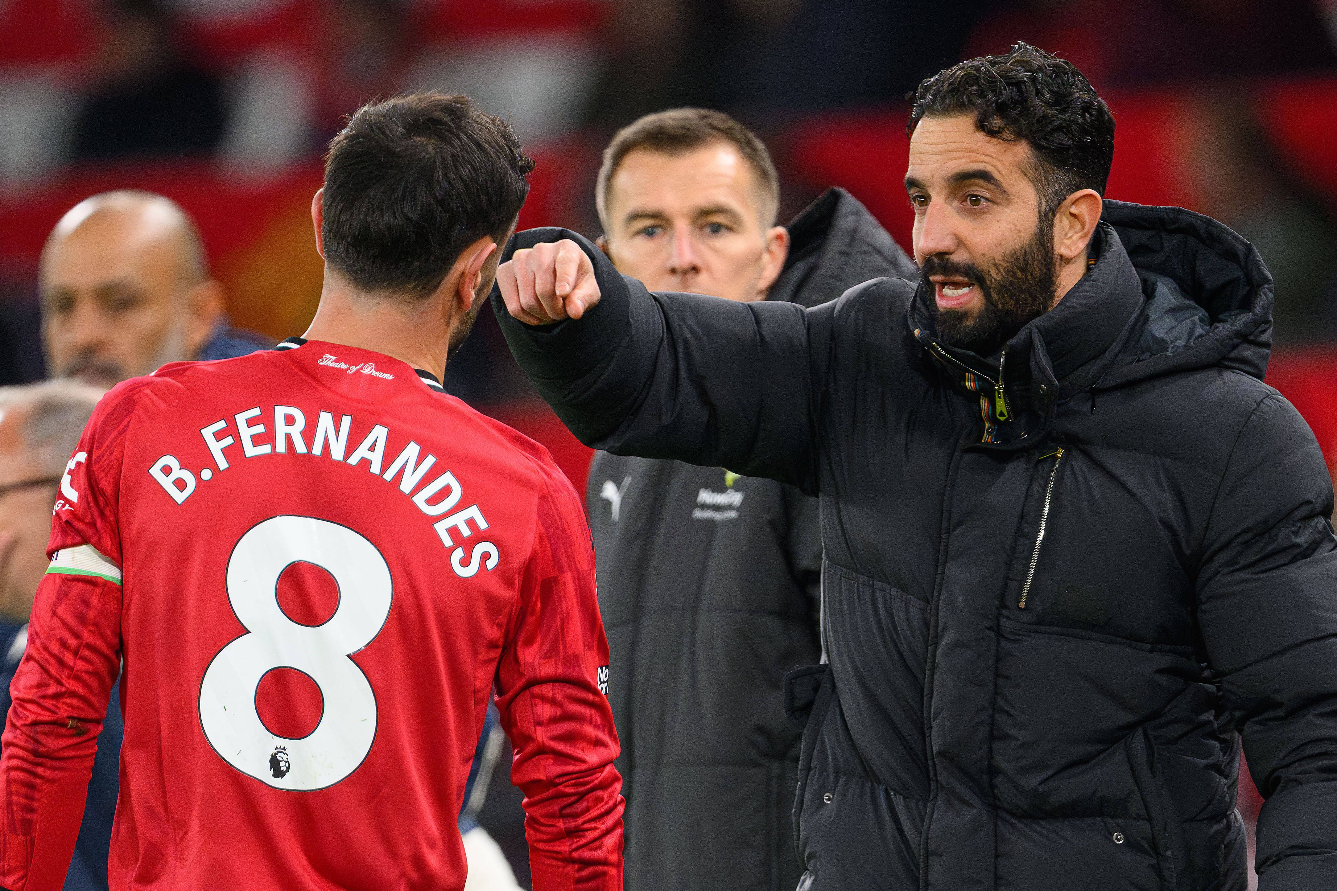 Ruben Amorim a falar com Bruno Fernandes no Manchester United, em Old Trafford