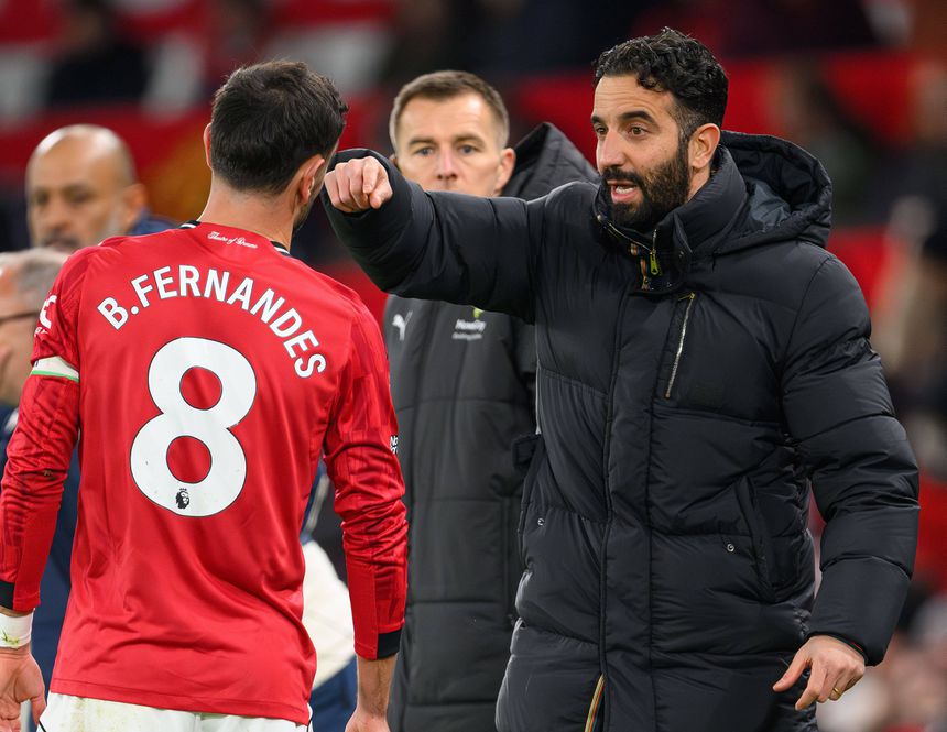 Ruben Amorim a falar com Bruno Fernandes no Manchester United, em Old Trafford