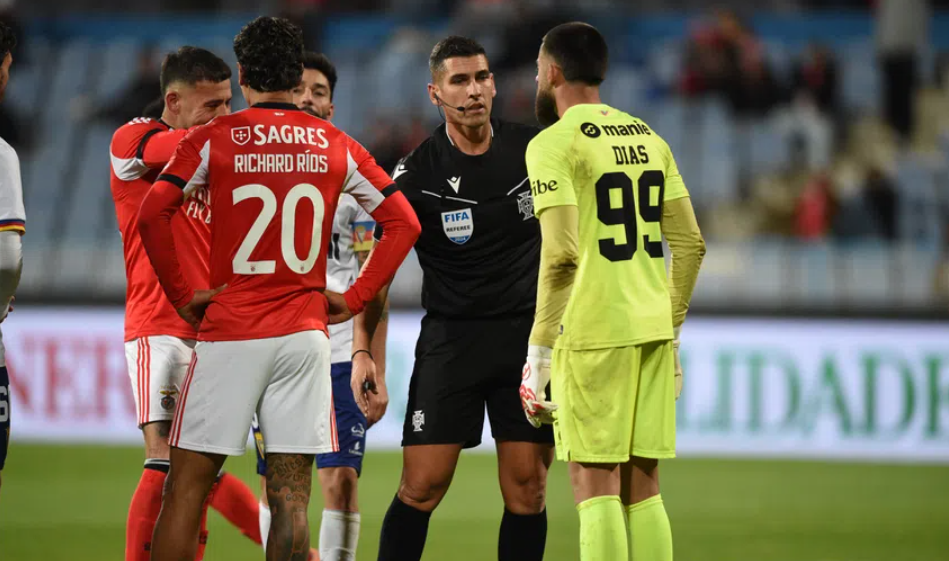 Atlético-Benfica (Taça): Pedro Henriques refere que Fábio Veríssimo acertou no penálti sobre Barreiro, mas falhou no penálti que assinalou sobre António Silva e no que ficou por marcar sobre Schjelderup. Paulinho devia ter visto o 2.º amarelo. Sem VAR.