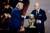 Trump recebeu o troféu das mãos de Infantino