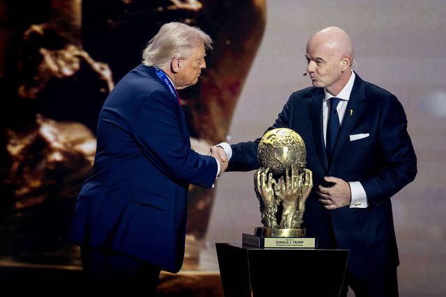 Trump recebeu o troféu das mãos de Infantino