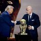 Trump recebeu o troféu das mãos de Infantino