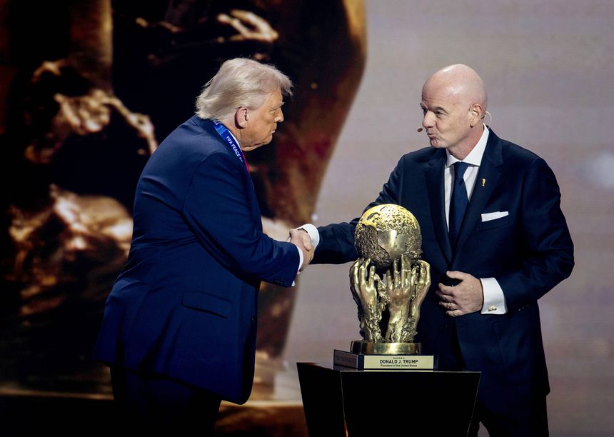 Trump recebeu o troféu das mãos de Infantino