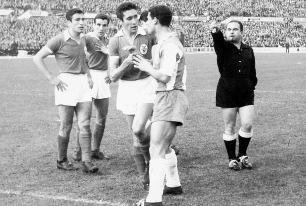 O arbitro Inocêncio Calabote (à dir.) no Benfica-FC Porto (2-3) em janeiro de 1958, na Luz