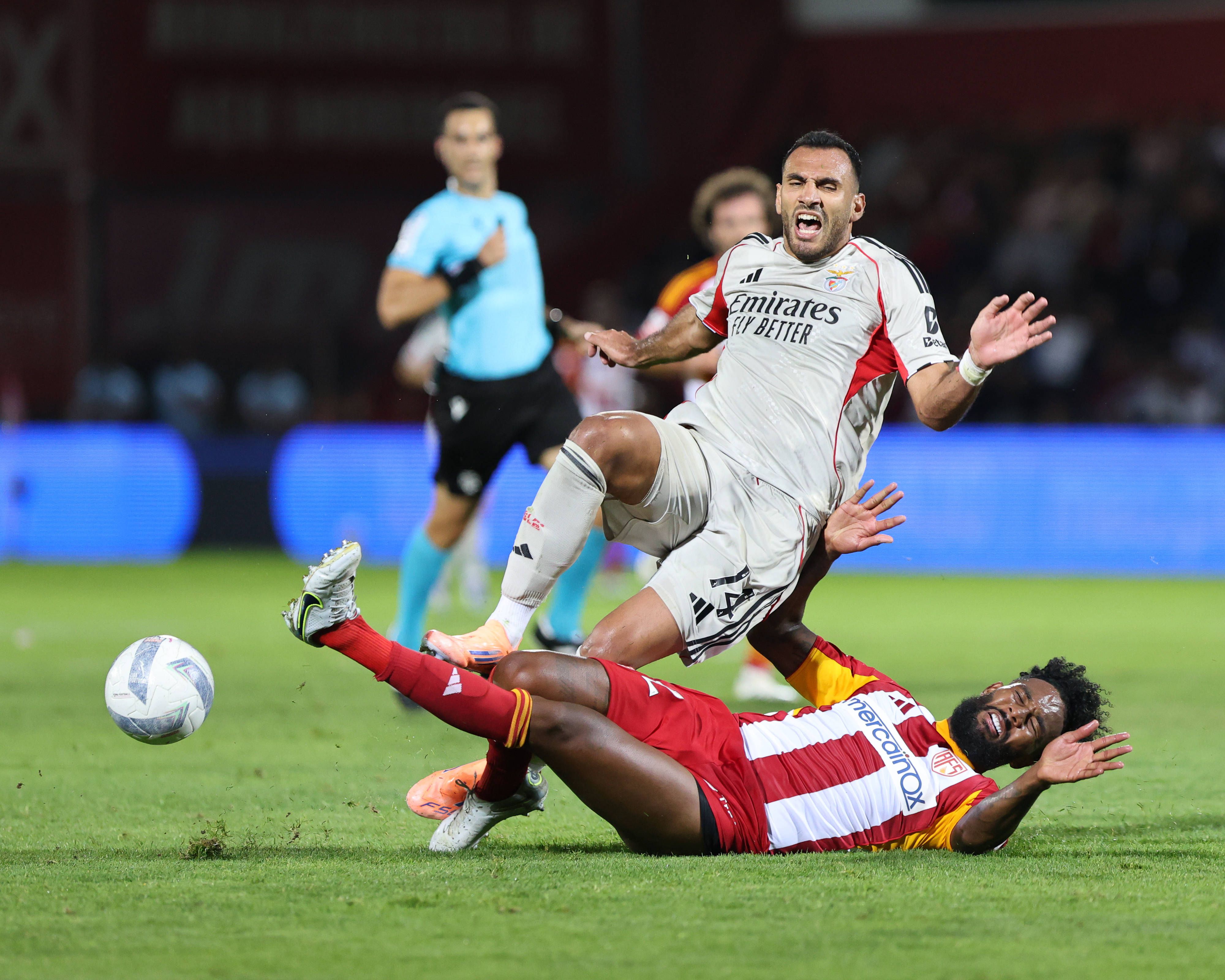 Aves SAD-Benfica (Liga): Cartão vermelho por mostrar a Devenish por falta sobre Pavlidis anulando clara oportunidade, segundo Pedro Henriques. VAR não alertou e podia tê-lo feito: «Teve entendimento diferente.»