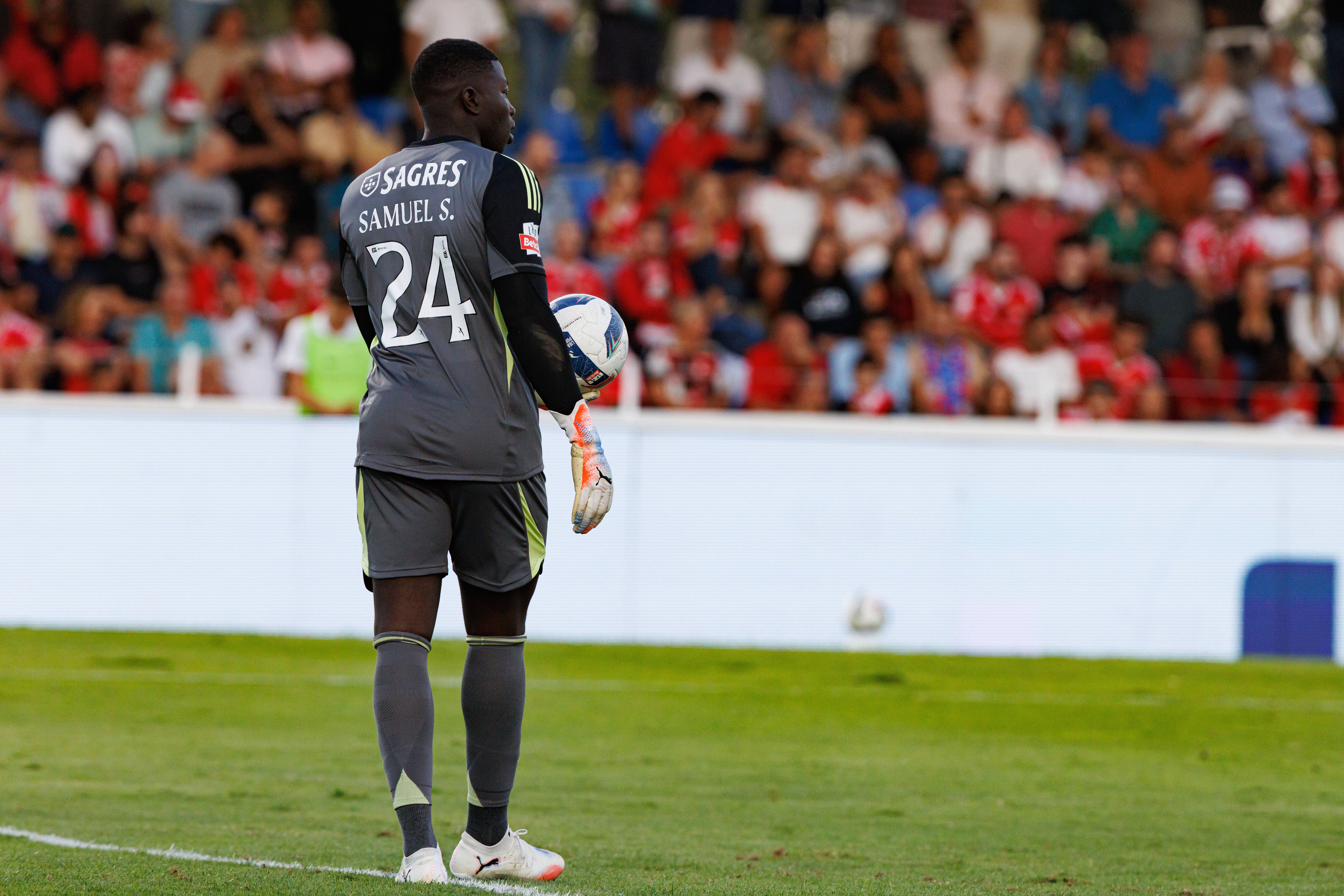 Alverca-Benfica (Liga): Samuel Soares protesta por alegada falta antes do golo do Alverca e vê amarelo. Golo dos ribatejanos foi legal, segundo Pedro Henriques: «Não há qualquer infração ou carga ilegal sobre Samuel Soares.»