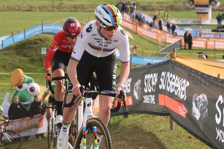 Fem van Empel, tricampeã mundial de ciclocrosse (foto Visma-Lease a Bike