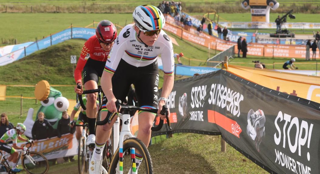 Fem van Empel, tricampeã mundial de ciclocrosse (foto Visma-Lease a Bike