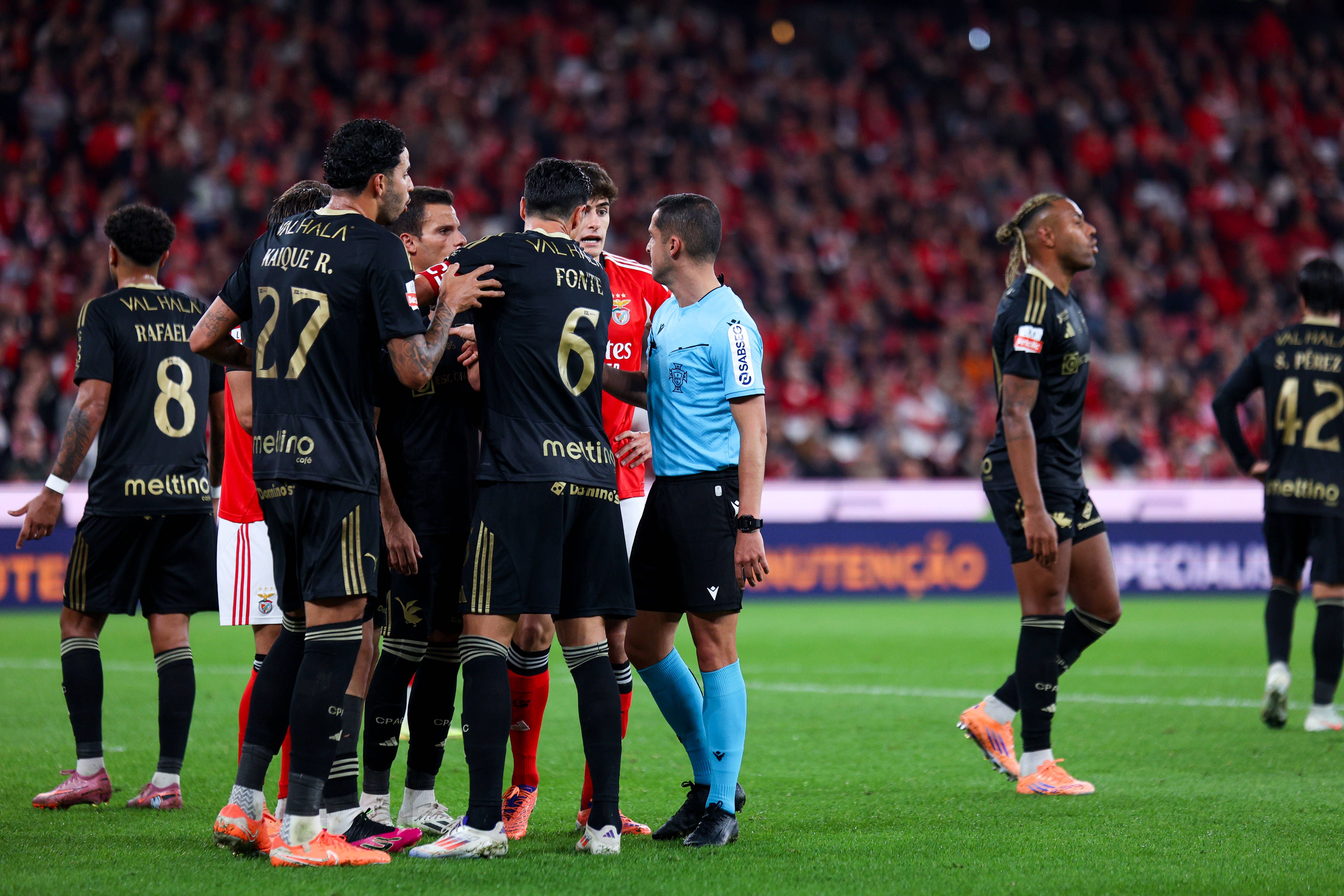 Benfica-Casa Pia (Liga): Gustavo Correia marcou penálti por mão na bola de António Silva, decisão contestada pelas águias. Penálti mal assinalado, segundo Pedro Henriques: «Ressalto, braço em posição natural e sem volumetria.»