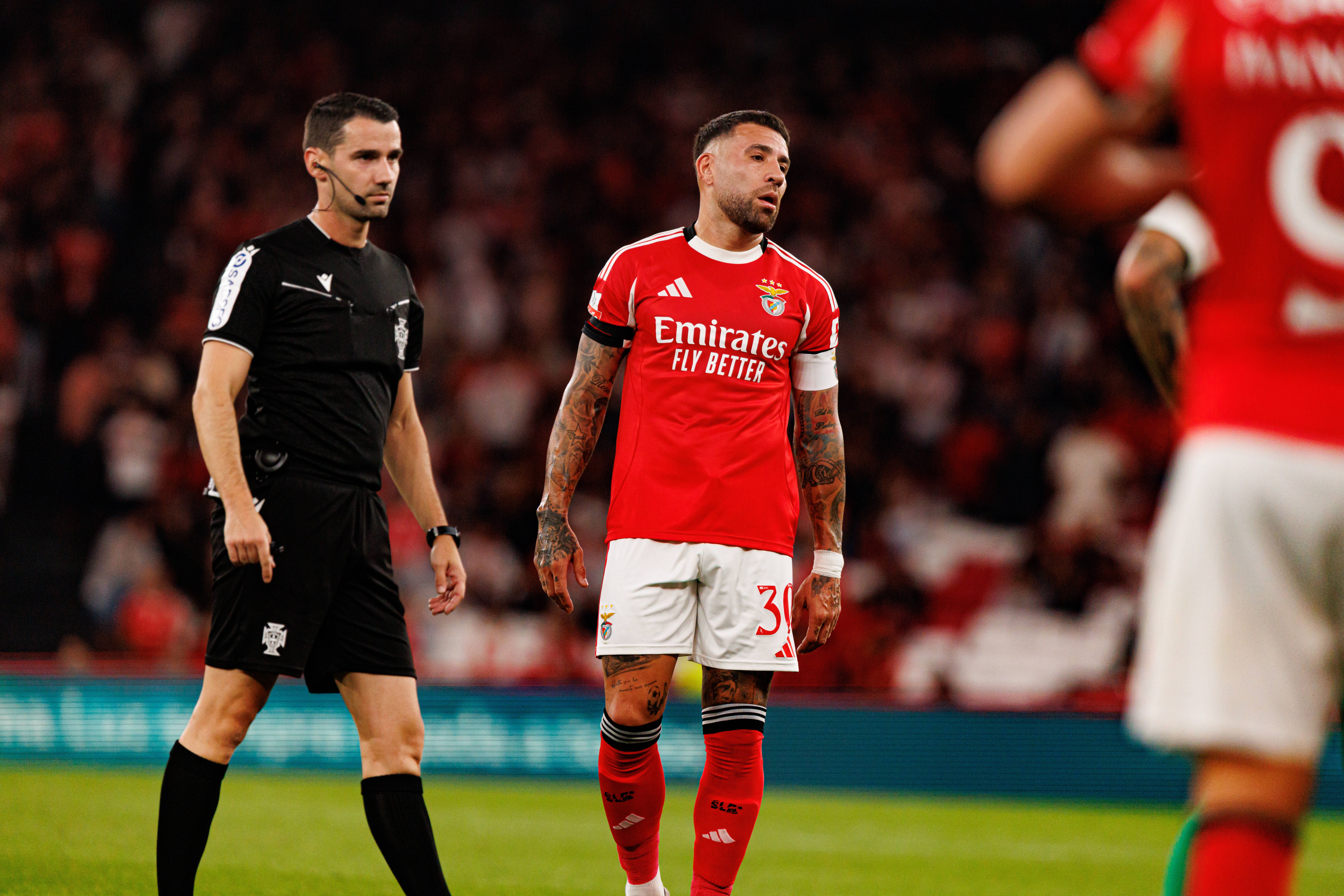 Benfica-Rio Ave (Liga): Golo de Otamendi «bem anulado» apesar das queixas. «Otamendi pisou o pé direito do adversário, tendo como consequência a queda do jogador do Rio Ave. Boa decisão de anular o golo após intervenção do VAR», disse Pedro Henriques