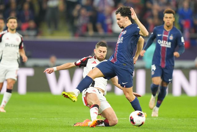 Vitinha luta com Jorginho na final da Taça Intercontinental diante do Flamengo