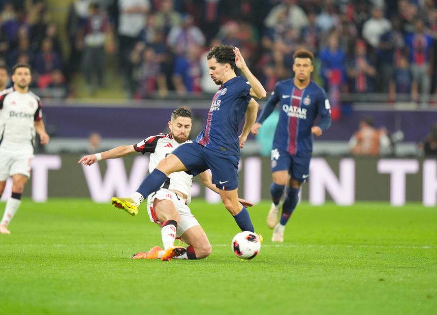 Vitinha luta com Jorginho na final da Taça Intercontinental diante do Flamengo