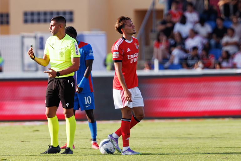 Alverca-Benfica (Liga): Dedic expulso com segundo amarelo. Boa decisão, segundo Pedro Henriques: «Uma falta tática e uma ação antidesportiva bem sancionadas. Por ser o segundo amarelo teve como consequência a expulsão.»