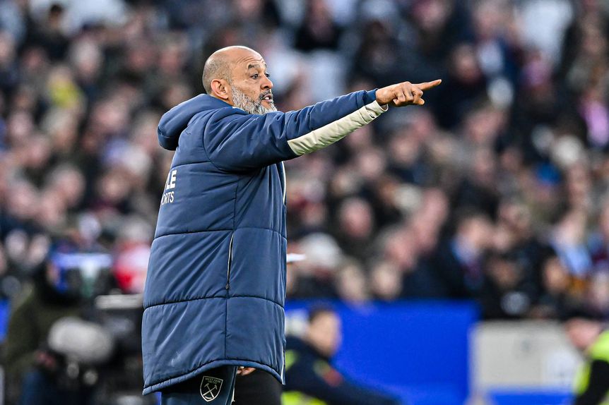 Nuno Espírito Santo, treinador do West Ham, a dar indicações para o relvado