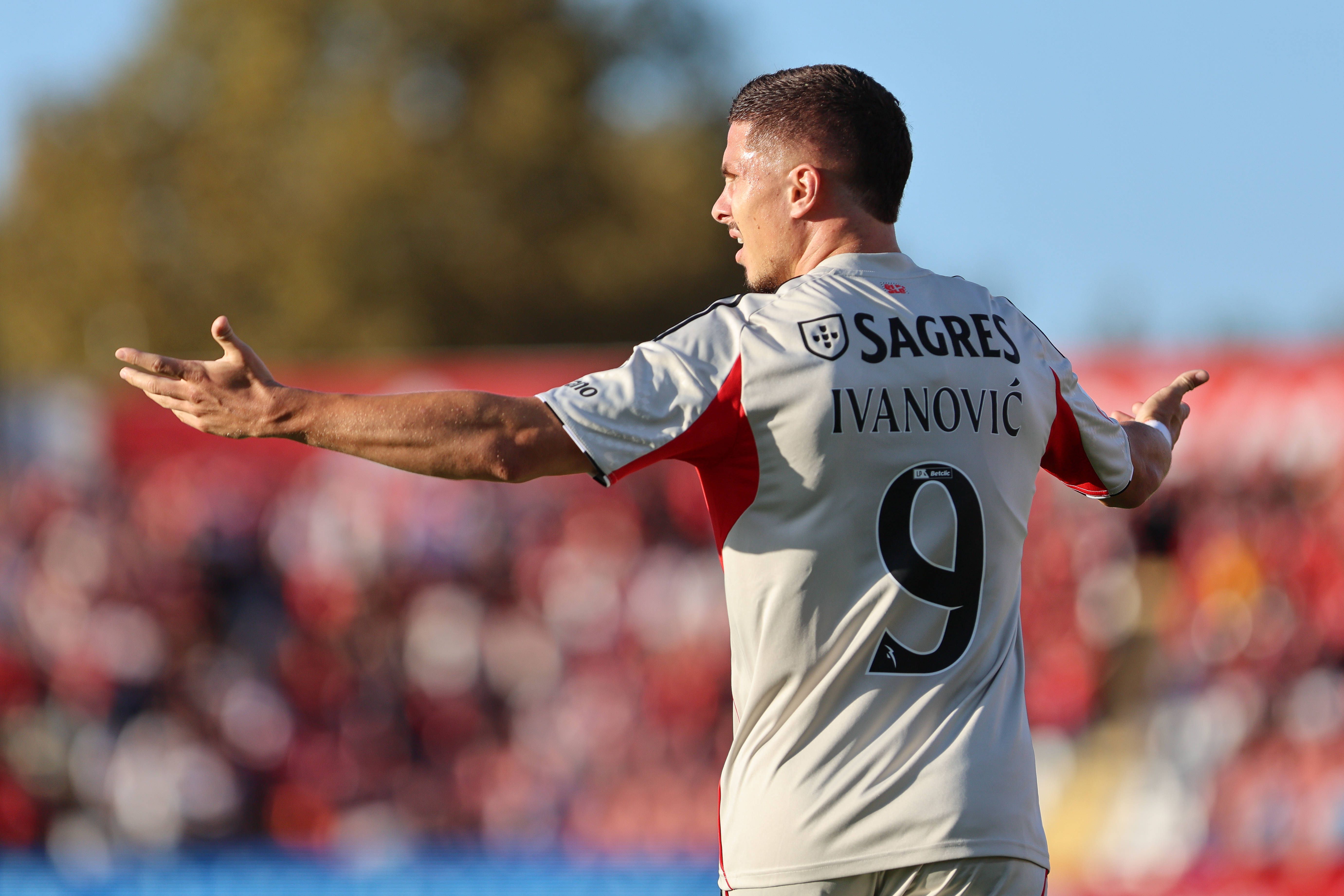 Aves SAD-Benfica (Liga): Águias reclamam penálti sobre Ivanovic. Bruno Costa nada assinalou. Má decisão, segundo Pedro Henriques: «Bane tocou com o joelho no joelho também esquerdo de Ivanovic. Penálti que ficou por assinalar.»