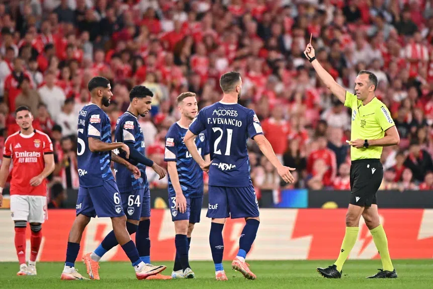 Benfica-Santa Clara (Liga): João Pinheiro mostra amarelo a Paulo Victor por falta sobre Tomás Araújo. VAR alerta para possível expulsão e o árbitro mostra mesmo vermelho após rever lance. - Foto: Kapta+